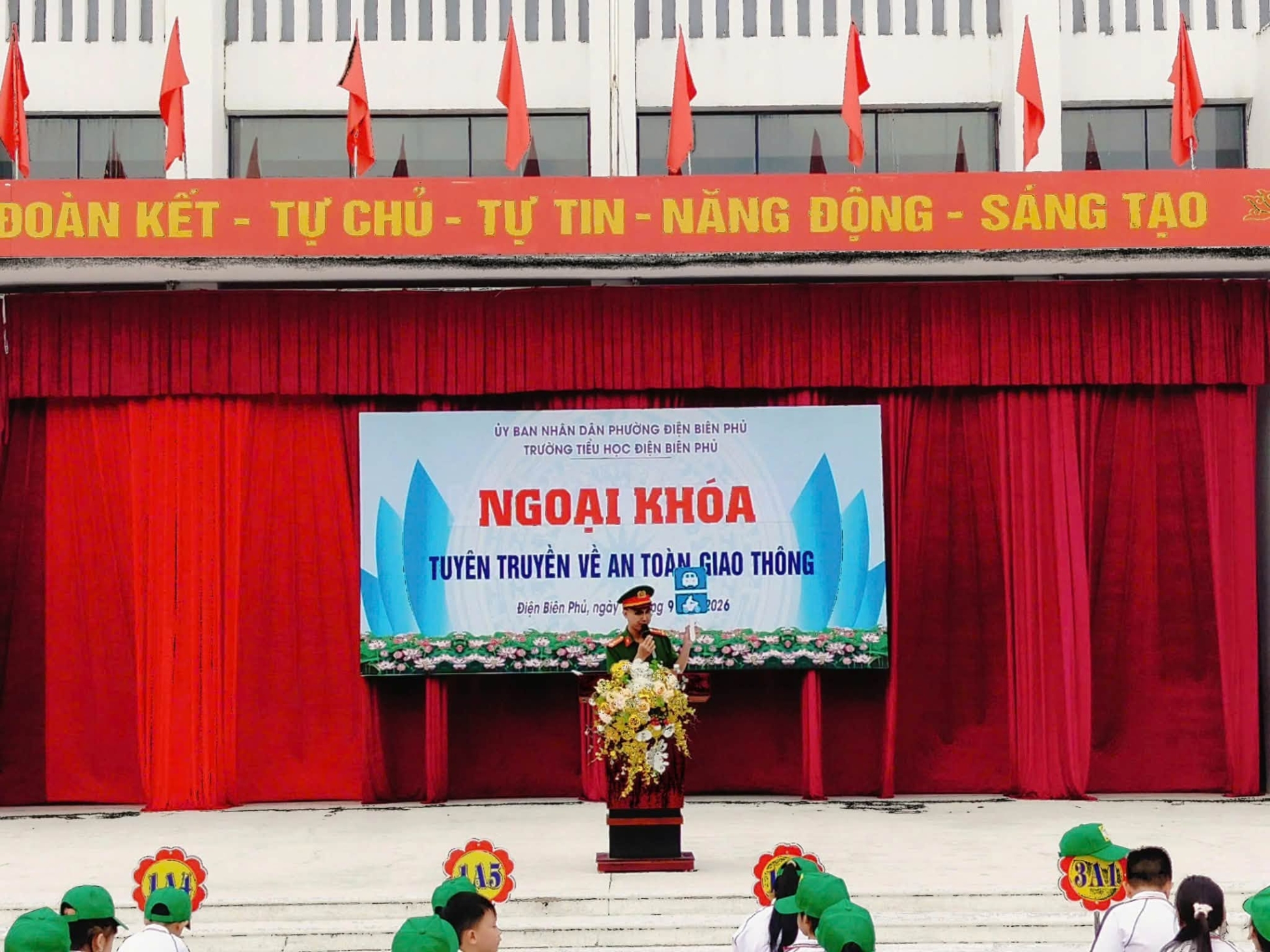 TRƯỜNG TIỂU HỌC ĐIỆN BIÊN PHỦ TỔ CHỨC NGOẠI KHÓA TUYÊN TRUYỀN, GIÁO DỤC AN TOÀN GIAO THÔNG