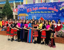 13-Cac-co-giao-trong-trang-phuc-dan-toc.jpg