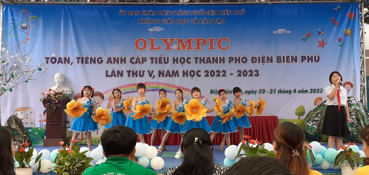 doi van nghe nha truong bieu dien trong buoi khai mac