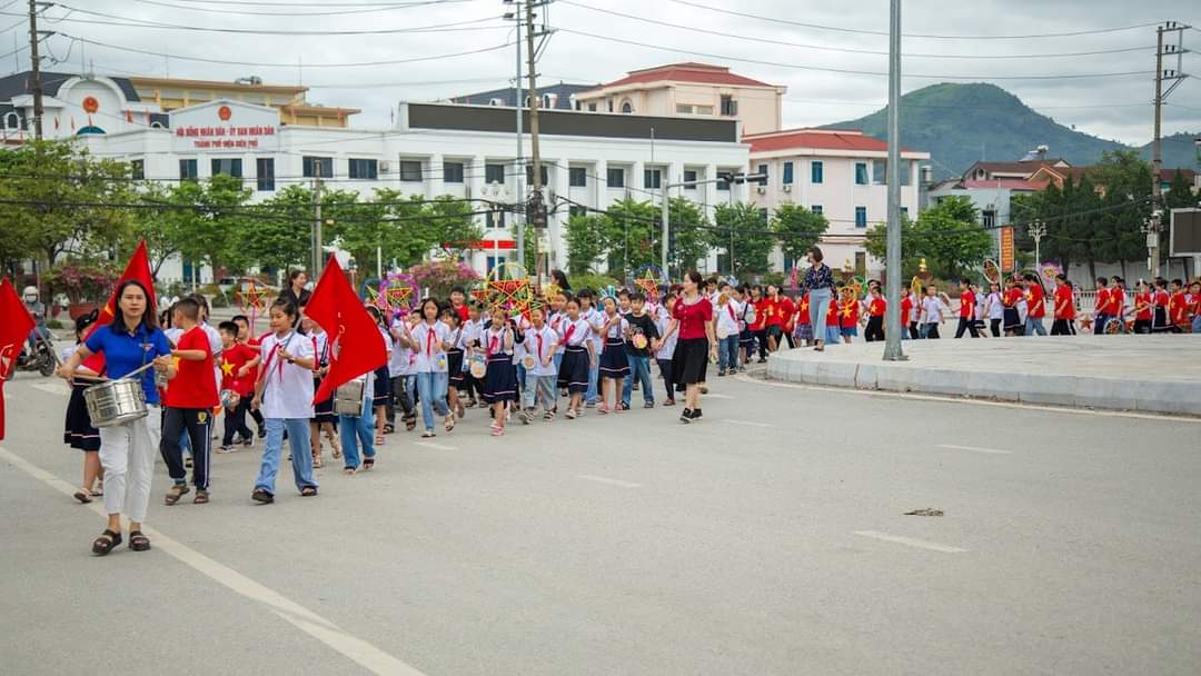 Trường TH Hà Nội - Điện Biên Phủ tổ chức cho học sinh vui Tết Trung thu rộn ràng và đầy ý nghĩa
